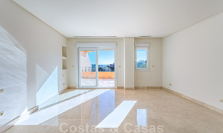Duplex spacieux, penthouse avec de grandes terrasses et la mer Méditerranée à l'horizon en vente à Nueva Andalucia, Marbella 48543 