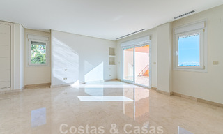 Duplex spacieux, penthouse avec de grandes terrasses et la mer Méditerranée à l'horizon en vente à Nueva Andalucia, Marbella 48544 