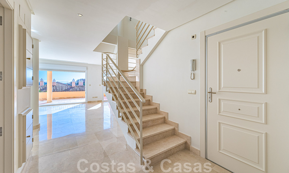 Duplex spacieux, penthouse avec de grandes terrasses et la mer Méditerranée à l'horizon en vente à Nueva Andalucia, Marbella 48545