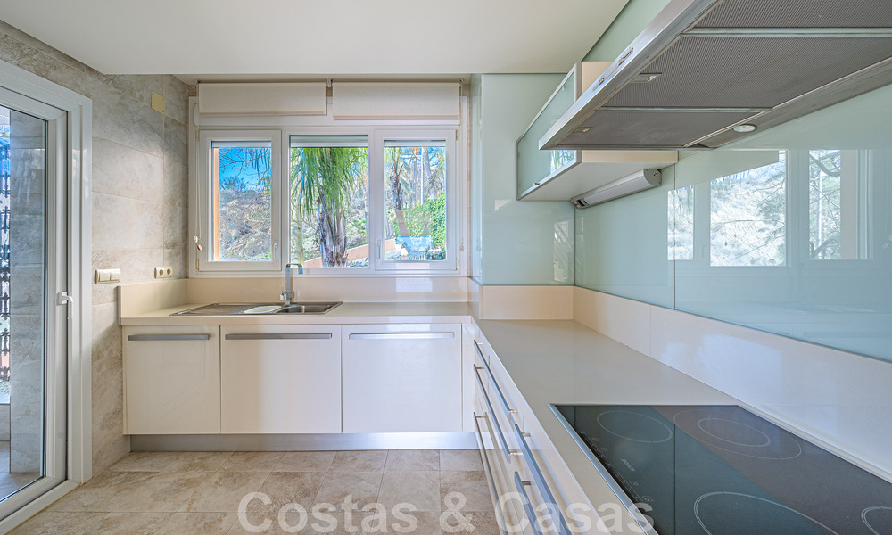 Duplex spacieux, penthouse avec de grandes terrasses et la mer Méditerranée à l'horizon en vente à Nueva Andalucia, Marbella 48547