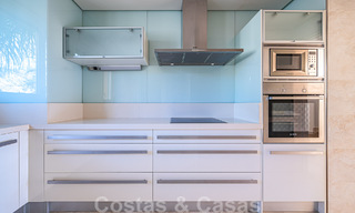 Duplex spacieux, penthouse avec de grandes terrasses et la mer Méditerranée à l'horizon en vente à Nueva Andalucia, Marbella 48551 