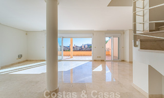 Duplex spacieux, penthouse avec de grandes terrasses et la mer Méditerranée à l'horizon en vente à Nueva Andalucia, Marbella 48552 