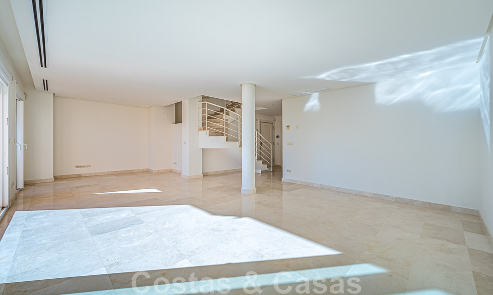 Duplex spacieux, penthouse avec de grandes terrasses et la mer Méditerranée à l'horizon en vente à Nueva Andalucia, Marbella 48553