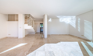 Duplex spacieux, penthouse avec de grandes terrasses et la mer Méditerranée à l'horizon en vente à Nueva Andalucia, Marbella 48554 