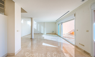 Duplex spacieux, penthouse avec de grandes terrasses et la mer Méditerranée à l'horizon en vente à Nueva Andalucia, Marbella 48556 