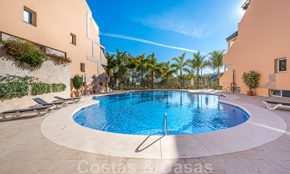 Duplex spacieux, penthouse avec de grandes terrasses et la mer Méditerranée à l'horizon en vente à Nueva Andalucia, Marbella 48558