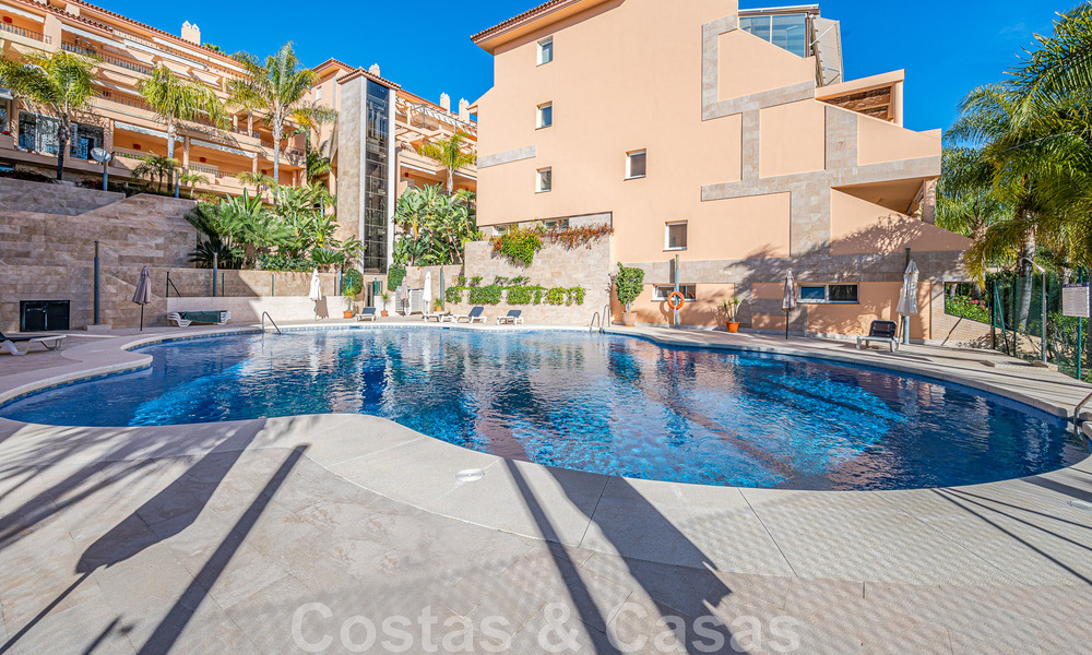 Duplex spacieux, penthouse avec de grandes terrasses et la mer Méditerranée à l'horizon en vente à Nueva Andalucia, Marbella 48559