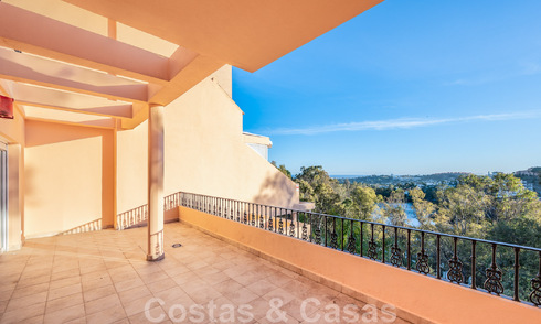 Superbe penthouse à vendre avec vue sur la mer, entouré de verdure, au cœur de la très convoitée vallée du golf de Nueva Andalucia, à Marbella 47787
