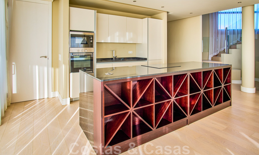 Villa rénovée de style moderne à vendre avec vue imprenable sur la mer dans une communauté fermée à Marbella - Benahavis 48351