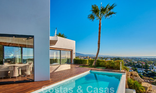 Villa rénovée de style moderne à vendre avec vue imprenable sur la mer dans une communauté fermée à Marbella - Benahavis 48364 