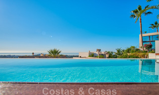 Villa rénovée de style moderne à vendre avec vue imprenable sur la mer dans une communauté fermée à Marbella - Benahavis 48365 