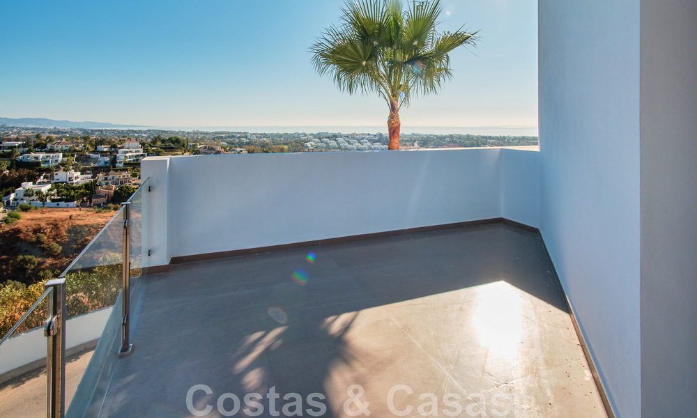 Villa rénovée de style moderne à vendre avec vue imprenable sur la mer dans une communauté fermée à Marbella - Benahavis 48375