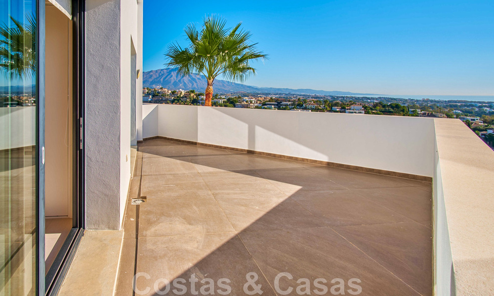 Villa rénovée de style moderne à vendre avec vue imprenable sur la mer dans une communauté fermée à Marbella - Benahavis 48380