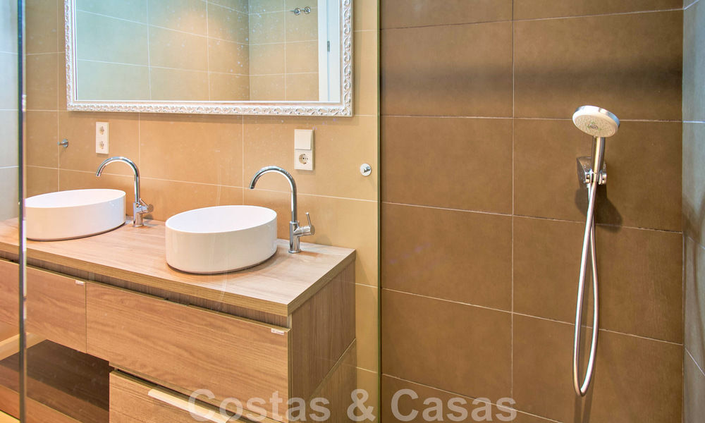 Villa rénovée de style moderne à vendre avec vue imprenable sur la mer dans une communauté fermée à Marbella - Benahavis 48381