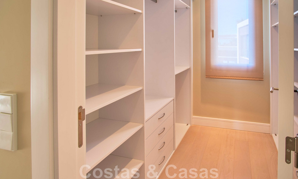 Villa rénovée de style moderne à vendre avec vue imprenable sur la mer dans une communauté fermée à Marbella - Benahavis 48385