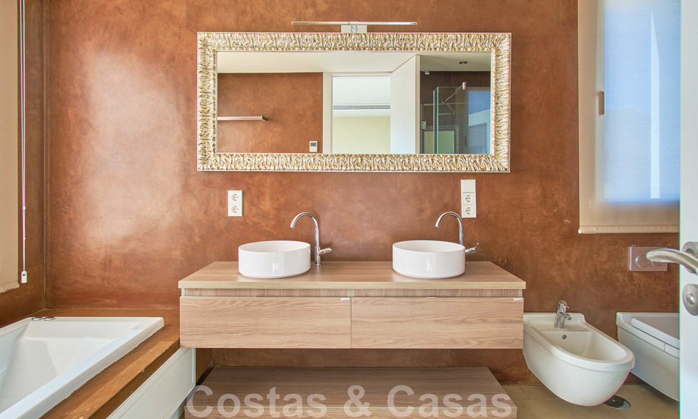 Villa rénovée de style moderne à vendre avec vue imprenable sur la mer dans une communauté fermée à Marbella - Benahavis 48386