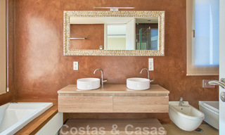 Villa rénovée de style moderne à vendre avec vue imprenable sur la mer dans une communauté fermée à Marbella - Benahavis 48386 