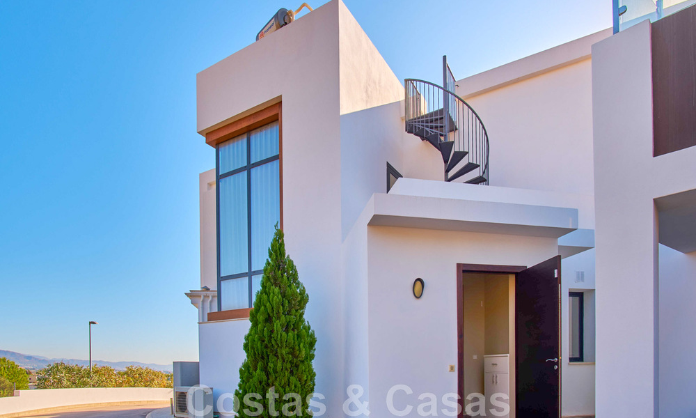 Villa rénovée de style moderne à vendre avec vue imprenable sur la mer dans une communauté fermée à Marbella - Benahavis 48390