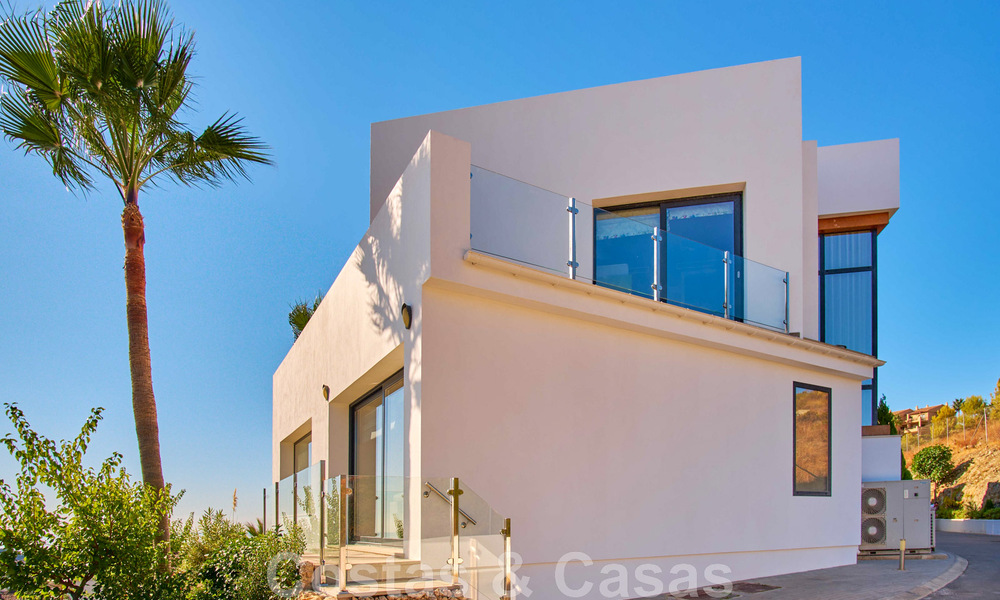 Villa rénovée de style moderne à vendre avec vue imprenable sur la mer dans une communauté fermée à Marbella - Benahavis 48391