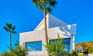 Villa rénovée de style moderne à vendre avec vue imprenable sur la mer dans une communauté fermée à Marbella - Benahavis 48392 