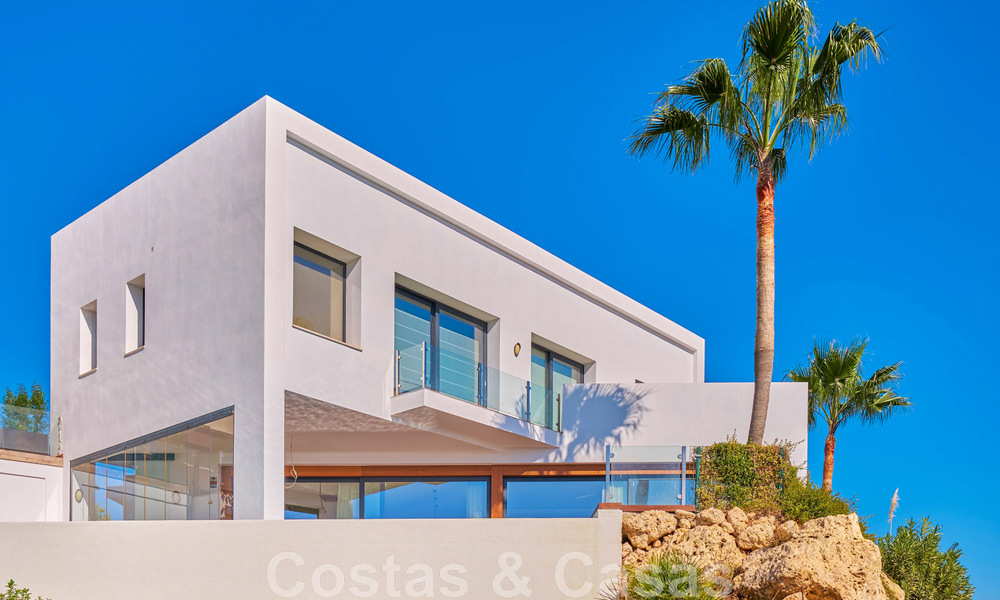 Villa rénovée de style moderne à vendre avec vue imprenable sur la mer dans une communauté fermée à Marbella - Benahavis 48394