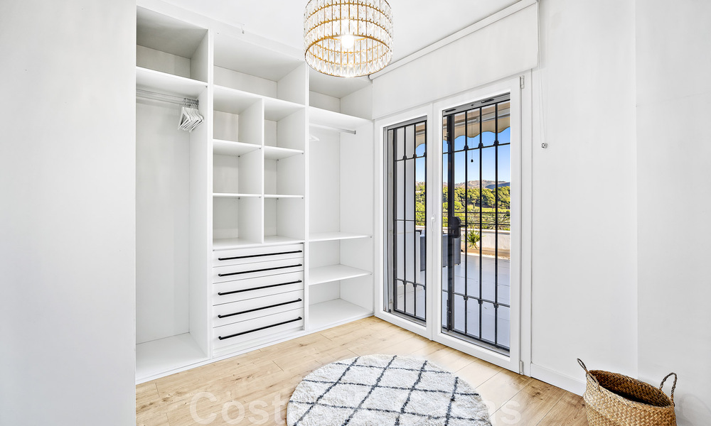 Villa andalouse de luxe à vendre, adjacente au terrain de golf, avec vue sur la mer, dans un quartier très recherché à l'est de Marbella 48321