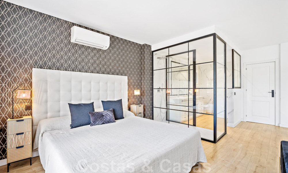 Villa andalouse de luxe à vendre, adjacente au terrain de golf, avec vue sur la mer, dans un quartier très recherché à l'est de Marbella 48325