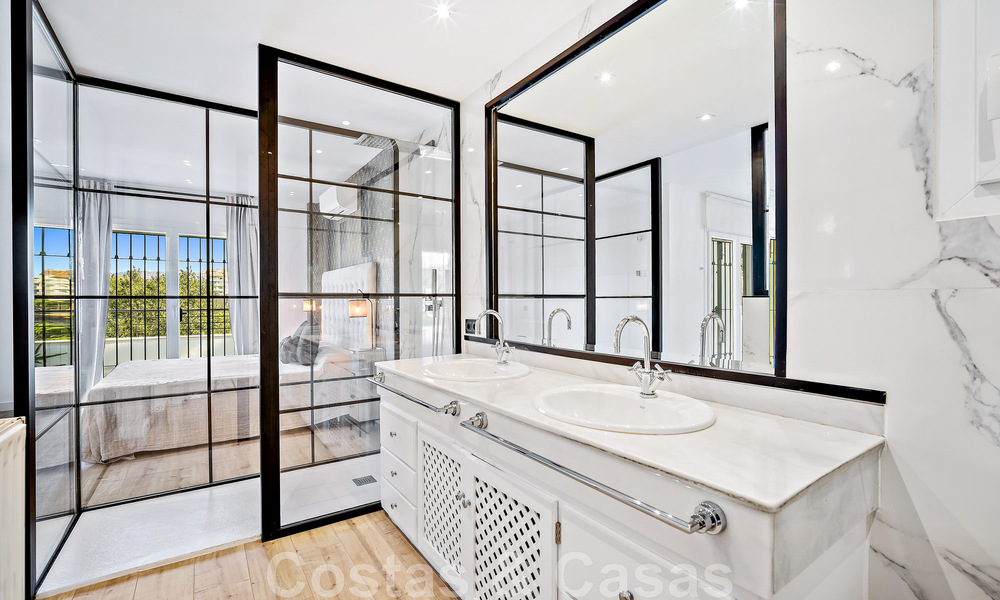 Villa andalouse de luxe à vendre, adjacente au terrain de golf, avec vue sur la mer, dans un quartier très recherché à l'est de Marbella 48326