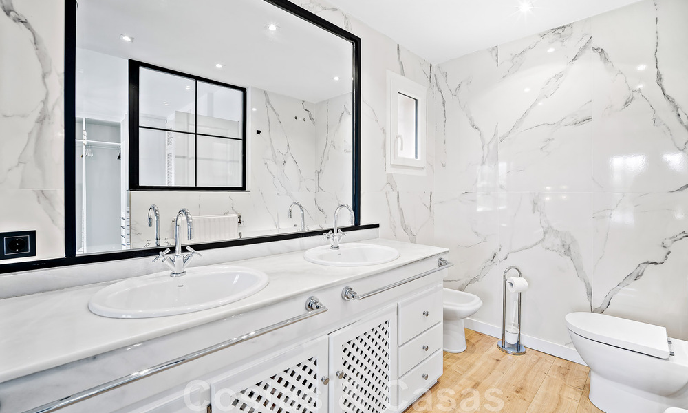 Villa andalouse de luxe à vendre, adjacente au terrain de golf, avec vue sur la mer, dans un quartier très recherché à l'est de Marbella 48327