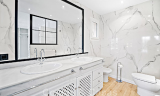 Villa andalouse de luxe à vendre, adjacente au terrain de golf, avec vue sur la mer, dans un quartier très recherché à l'est de Marbella 48327 