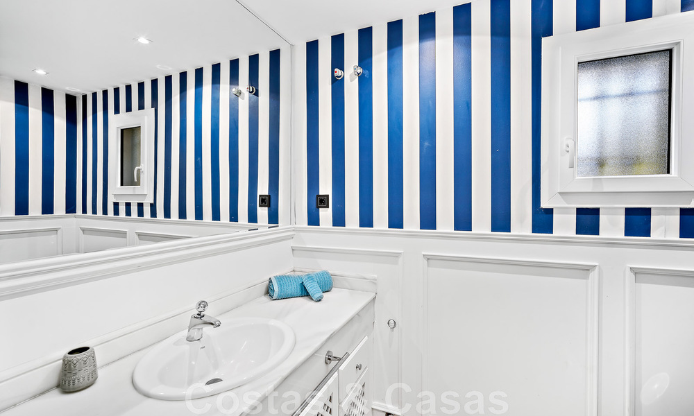 Villa andalouse de luxe à vendre, adjacente au terrain de golf, avec vue sur la mer, dans un quartier très recherché à l'est de Marbella 48328