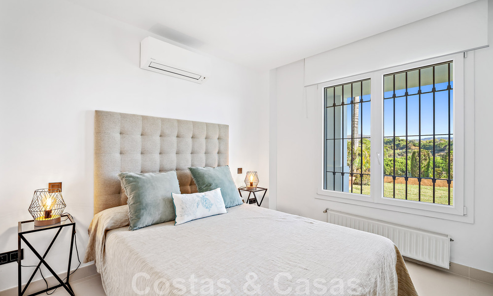 Villa andalouse de luxe à vendre, adjacente au terrain de golf, avec vue sur la mer, dans un quartier très recherché à l'est de Marbella 48330