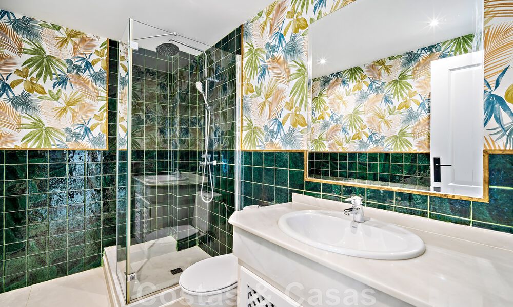 Villa andalouse de luxe à vendre, adjacente au terrain de golf, avec vue sur la mer, dans un quartier très recherché à l'est de Marbella 48331