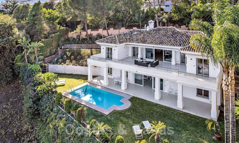 Villa andalouse de luxe à vendre, adjacente au terrain de golf, avec vue sur la mer, dans un quartier très recherché à l'est de Marbella 48333