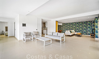 Villa andalouse de luxe à vendre, adjacente au terrain de golf, avec vue sur la mer, dans un quartier très recherché à l'est de Marbella 48335 