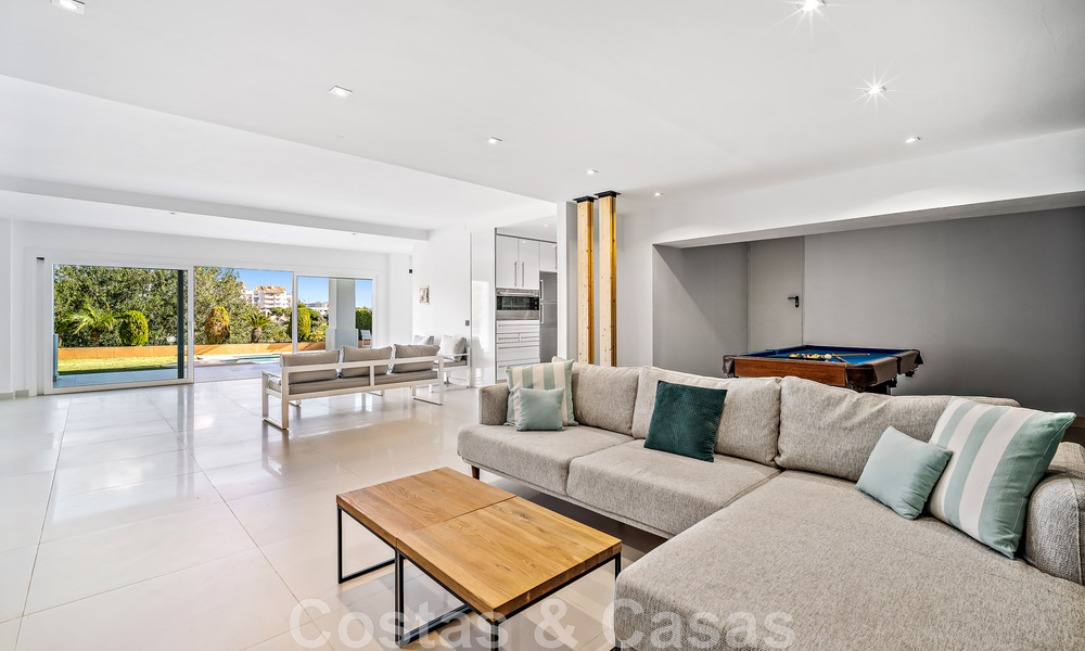 Villa andalouse de luxe à vendre, adjacente au terrain de golf, avec vue sur la mer, dans un quartier très recherché à l'est de Marbella 48337