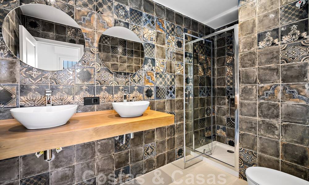 Villa andalouse de luxe à vendre, adjacente au terrain de golf, avec vue sur la mer, dans un quartier très recherché à l'est de Marbella 48338