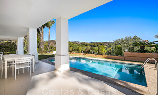 Villa andalouse de luxe à vendre, adjacente au terrain de golf, avec vue sur la mer, dans un quartier très recherché à l'est de Marbella 48339 