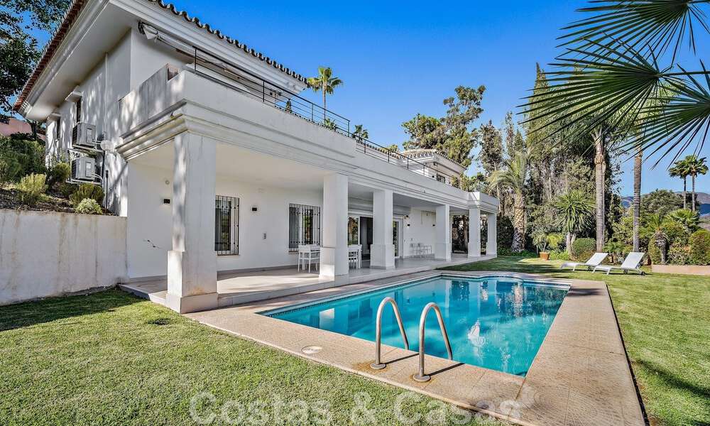 Villa andalouse de luxe à vendre, adjacente au terrain de golf, avec vue sur la mer, dans un quartier très recherché à l'est de Marbella 48340