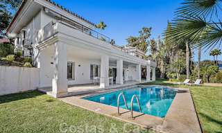 Villa andalouse de luxe à vendre, adjacente au terrain de golf, avec vue sur la mer, dans un quartier très recherché à l'est de Marbella 48340 