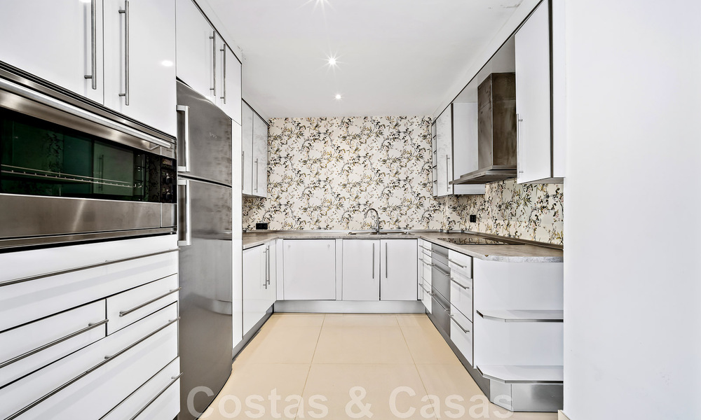 Villa andalouse de luxe à vendre, adjacente au terrain de golf, avec vue sur la mer, dans un quartier très recherché à l'est de Marbella 48341