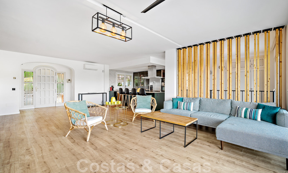 Villa andalouse de luxe à vendre, adjacente au terrain de golf, avec vue sur la mer, dans un quartier très recherché à l'est de Marbella 48345