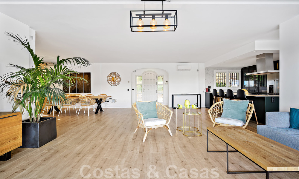 Villa andalouse de luxe à vendre, adjacente au terrain de golf, avec vue sur la mer, dans un quartier très recherché à l'est de Marbella 48346