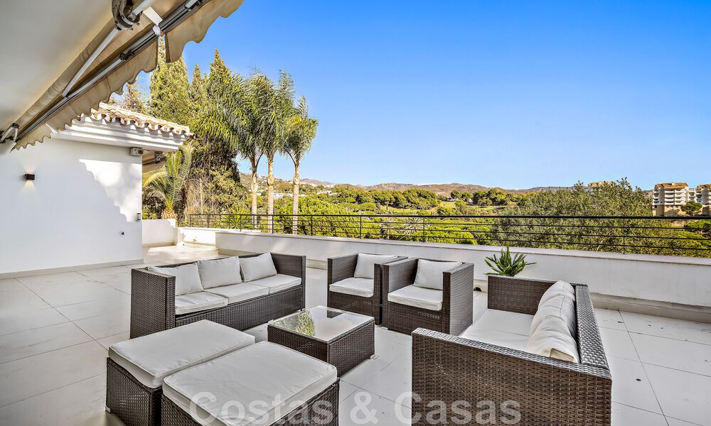 Villa andalouse de luxe à vendre, adjacente au terrain de golf, avec vue sur la mer, dans un quartier très recherché à l'est de Marbella 48347