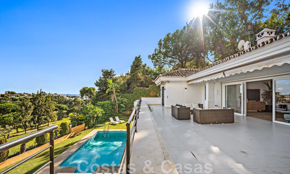 Villa andalouse de luxe à vendre, adjacente au terrain de golf, avec vue sur la mer, dans un quartier très recherché à l'est de Marbella 48349