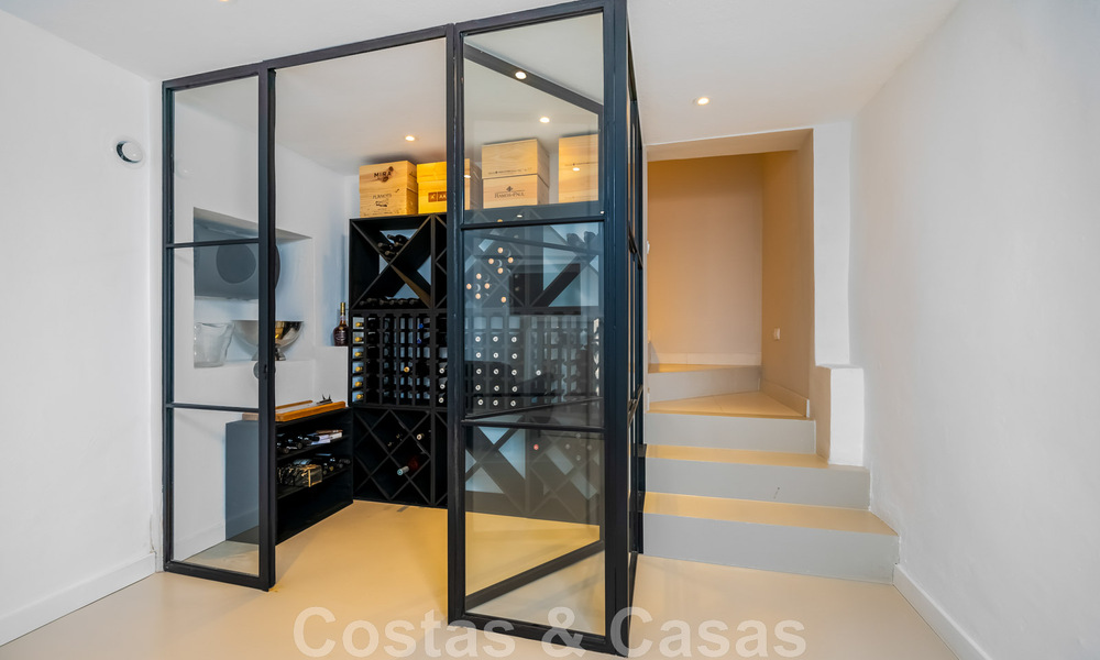 Villa andalouse de luxe prête à être emménagée, à vendre dans un quartier résidentiel sécurisé et fermé de Nueva Andalucia, Marbella 48161