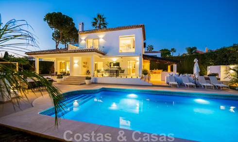 Villa andalouse de luxe prête à être emménagée, à vendre dans un quartier résidentiel sécurisé et fermé de Nueva Andalucia, Marbella 48162