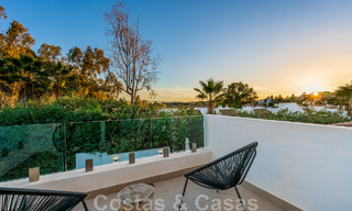 Villa andalouse de luxe prête à être emménagée, à vendre dans un quartier résidentiel sécurisé et fermé de Nueva Andalucia, Marbella 48164 