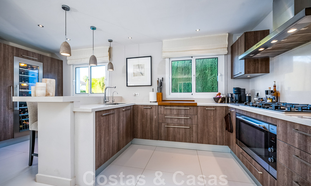 Villa andalouse de luxe prête à être emménagée, à vendre dans un quartier résidentiel sécurisé et fermé de Nueva Andalucia, Marbella 48167