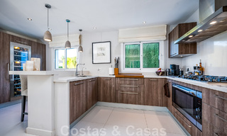 Villa andalouse de luxe prête à être emménagée, à vendre dans un quartier résidentiel sécurisé et fermé de Nueva Andalucia, Marbella 48167 